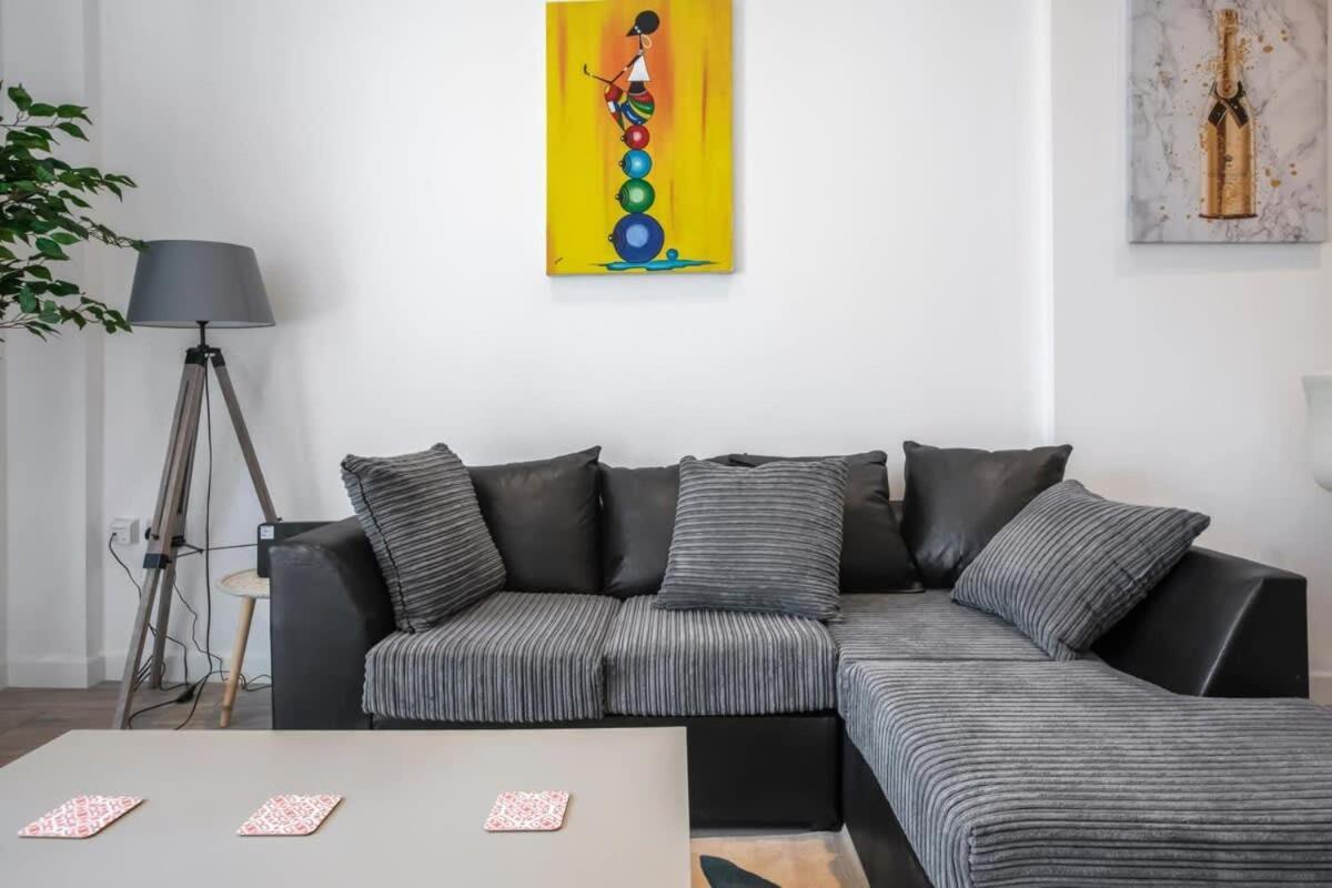 Lovely 1 Bedroom Apartment In Central Woking Exterior foto